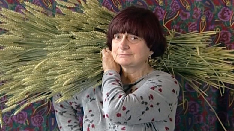 varda holding wheat
