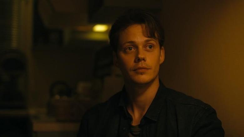 Bill Skarsgard sebagai Keith duduk di meja di barbar