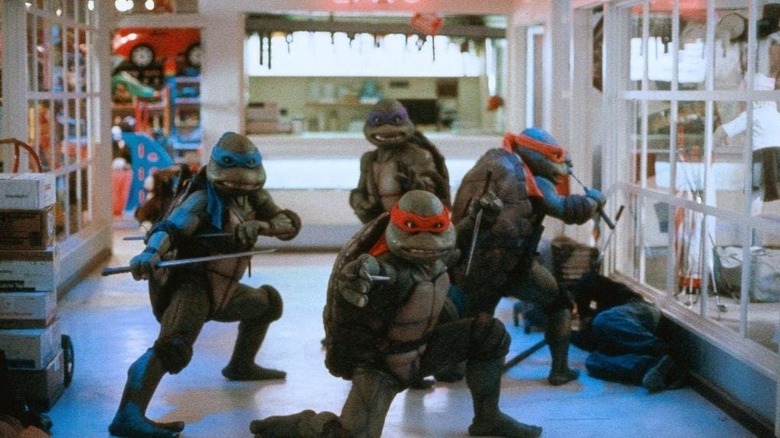 லியோ, டோனி, மைக்கி மற்றும் ராப் ஆகியோர் டீனேஜ் மியூட்டான்ட் நிஞ்ஜா டர்ட்டில்ஸ் II: தி சீக்ரெட் ஆஃப் தி ஓஸின் மாலில் ஃபுட் க்லானை அடித்த பிறகு