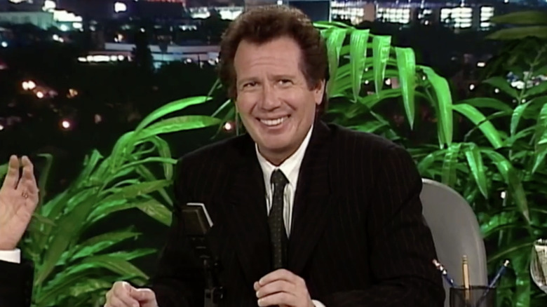 Garry Shandling terwijl Larry Sanders zenuwachtig lacht in The Larry Sanders Show