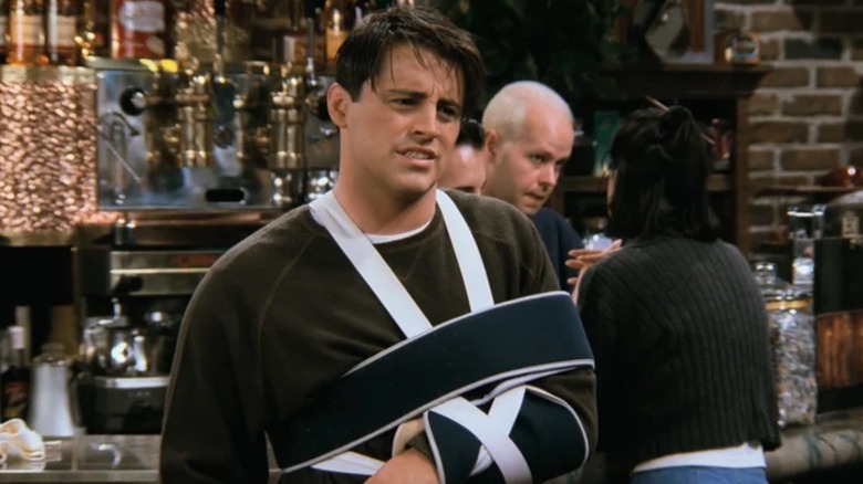 Matt LeBlanc as Joey with his arm in a sling