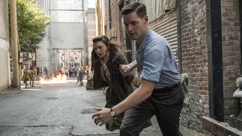 Alexa Davalos como Julianna Crain y Luke Kleintank como Joe Blake atraviesan el terror en El hombre en el castillo alto