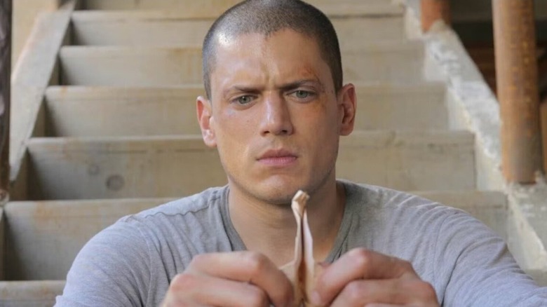 Wentworth Miller's Michael Scofield holding a folded piece of paper on Prison Break