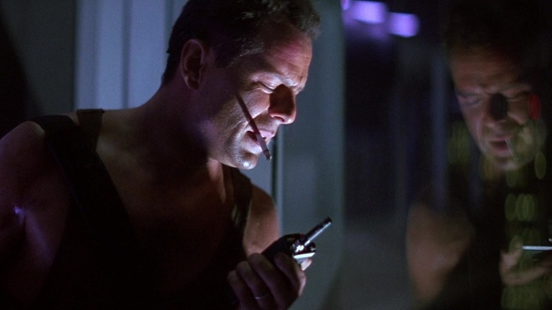Bruce Willis como John McClane hablando por un walkie-talkie en Duro de matar