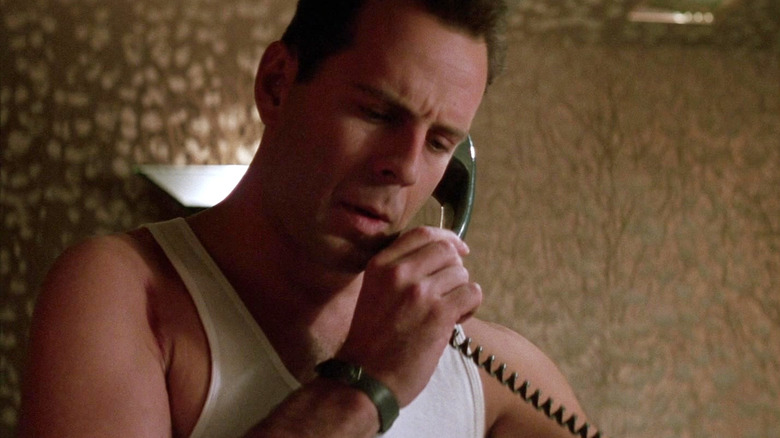 Bruce Willis como John McClane hablando por teléfono en Duro de matar
