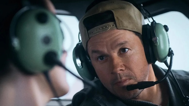 Mark Wahlberg as Daryl looks at Michelle Dockery's Madolyn in the plane cabin in Flight Risk