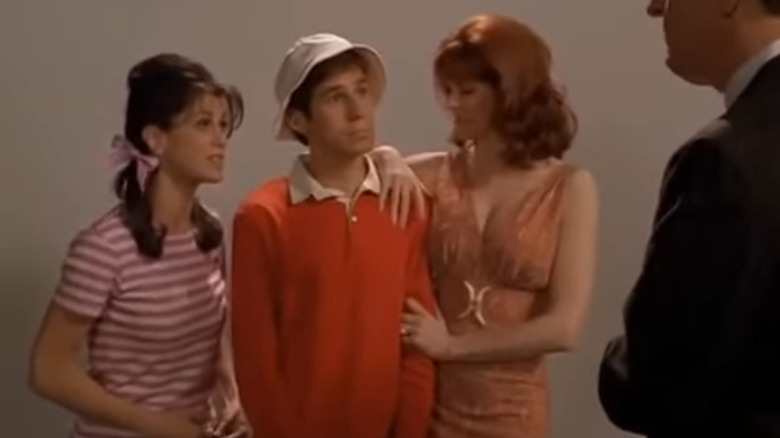 Dawn Wells, Bob Denver et Tina Louise, tous déguisés en personnages de Gilligan's Island, discutant avec un cadre de Surviving Gilligan's Island