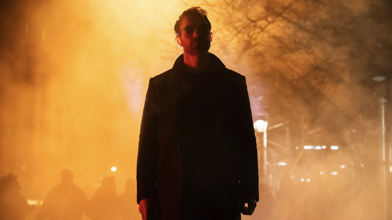 Matt Merdak, which stands in front of yellow lighting on New York streets in Daredevil: born again