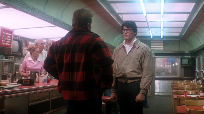 Pepper Martin dans le rôle de Rocky affronte Christopher Reeve dans le rôle de Clark Kent dans Superman II