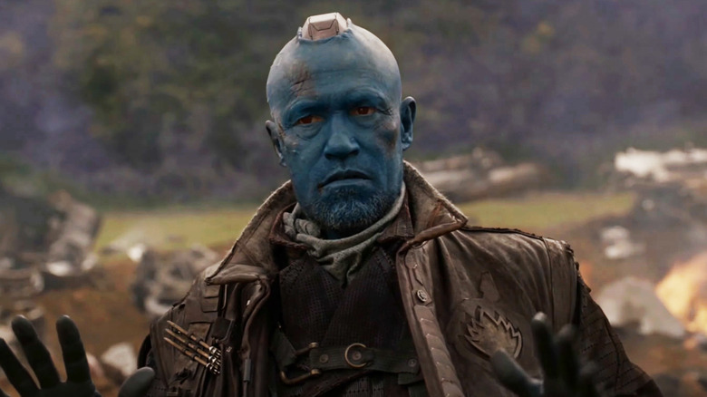 Yondu Udonta, de Michael Rooker, fica em um campo em Guardiões da Galáxia