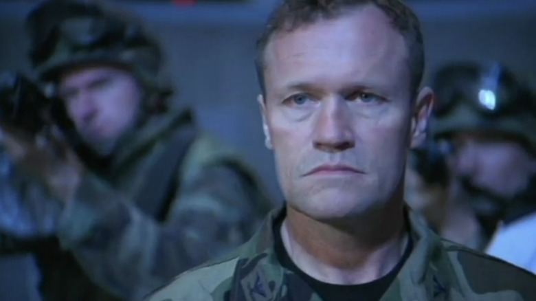 O coronel Martin Edwards, de Michael Rooker, é visto em close-up em Stargate SG-1