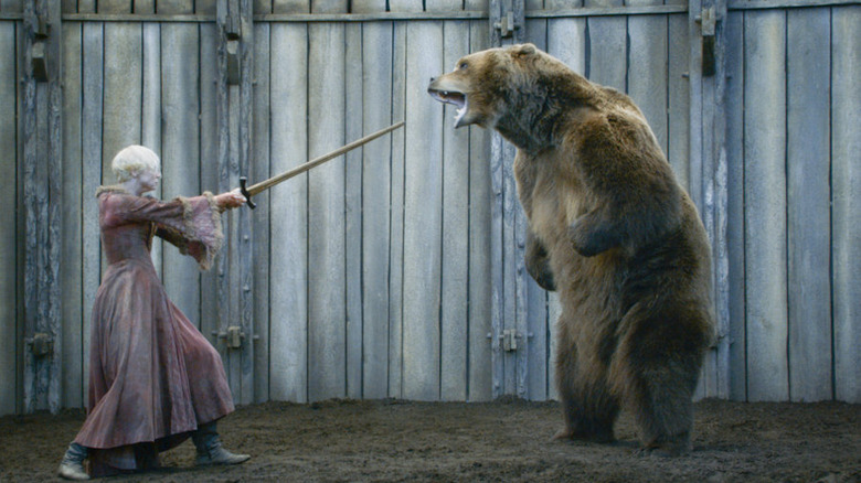 Gwendoline Christie sebagai brienne dari Tarth menghadapi beruang besar di Game of Thrones