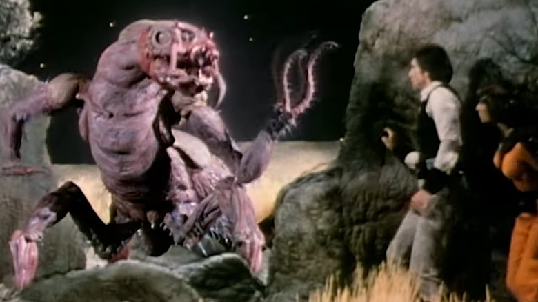 జాసన్ ఆఫ్ స్టార్ కమాండ్‌లో అద్భుతంగా కనిపించే స్టాప్-మోషన్ రాక్షసుడు జాసన్‌ను చంపేస్తున్నాడు