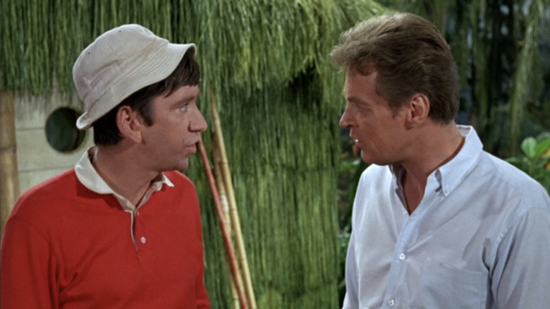 రస్సెల్ జాన్సన్ యొక్క ప్రొఫెసర్ రాయ్ హింక్లీ గిల్లిగాన్స్ ద్వీపంలో బాబ్ డెన్వర్ యొక్క గిల్లిగాన్ పక్కన ఉన్నారు