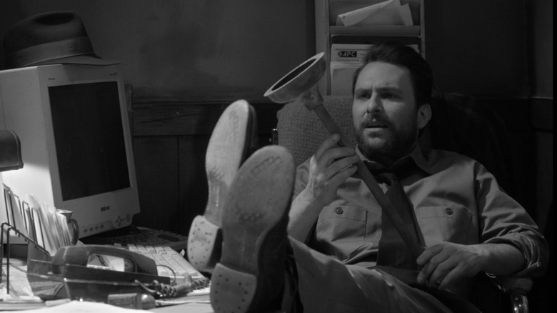 Charlie Day in the role of Charlie Kelly, who holds a piston in being a permanent sunny in Philadelphia