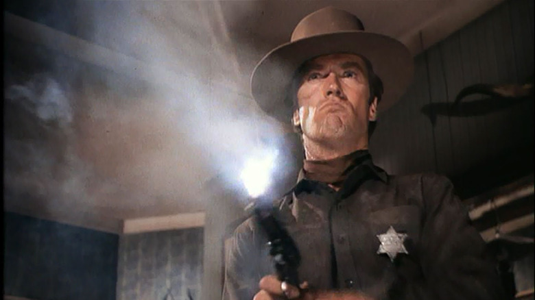 Clint Eastwood explode sua arma de seis ardentes pendurada imediatamente