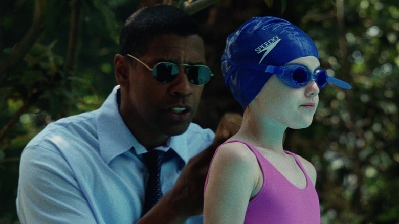 John Creasy dari Denzel Washington membantu Guadalupe Ramos dari Dakota Fanning dengan kostum renangnya di Fan On Fire