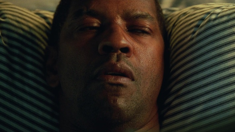John Creasy dari Denzel Washington terlihat dalam jarak dekat yang berbaring di Fan on Fire