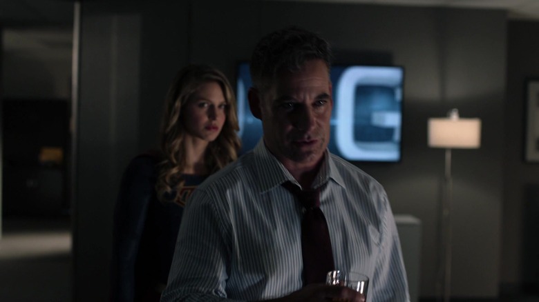 சூப்பர்கர்ல் சீசன் 3 இல் சூப்பர் கேர்லாக மெலிசா பெனோயிஸ்ட்டின் முன் நிற்கும் மோர்கன் எட்ஜாக அட்ரியன் பாஸ்டர்