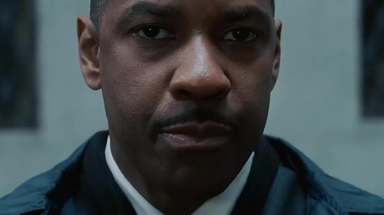 Hostage negotiator Keith Fraizer staring intensely in Inside Man