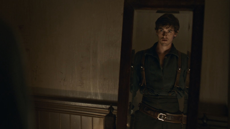 Tom Blyth's Henry McCarty/Billy the Kid looks in a mirror in Billy the Kid