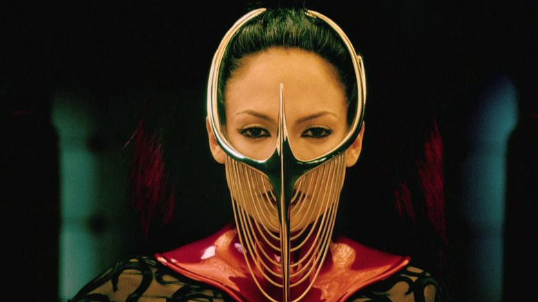 Jennifer Lopez as Catherine Deane in The Cell, wearing a metallic mask and a red collar