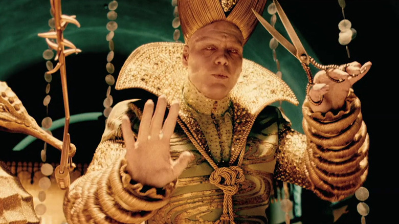 Vincent D'Onofrio as the monstrous inner form of Carl Stargher in The Cell, holding very elaborate scissors