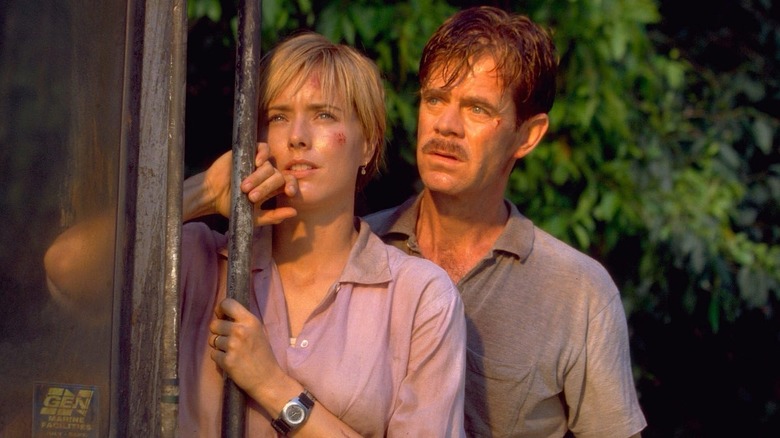 Téa Leoni and William H. Macy as Amanda and Paul Kirby stood by a car in Jurassic Park III