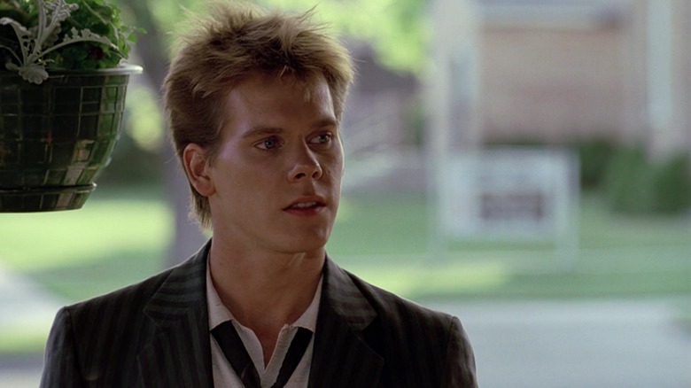 Kevin Bacon as Ren McCormack wearing a suit in Footloose (1984)