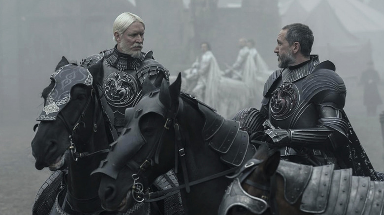 ఎ నైట్ ఆఫ్ సెవెన్ కింగ్‌డమ్స్‌లో పొగమంచుతో కూడిన యుద్దభూమిలో ఒకరితో ఒకరు మాట్లాడుకుంటూ గుర్రంపై ఉన్న మేకర్ మరియు బేలర్