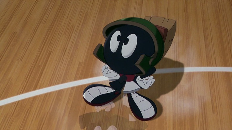 स्पेस जॅममधील बास्केटबॉल कोर्टवर मार्विन द मार्टियन