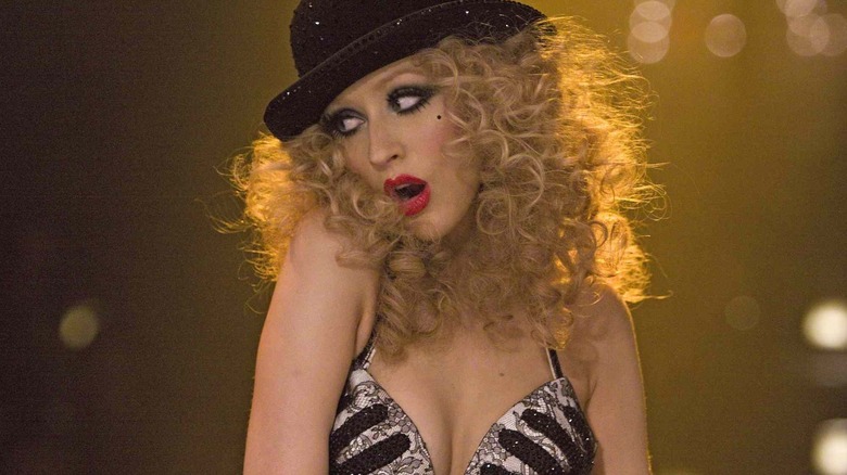Ali levantou -se com o clique completo do burlesco