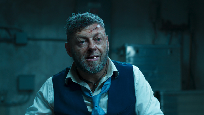 Andy Serkis als Klaue in een verhoorkamer in Black Panther