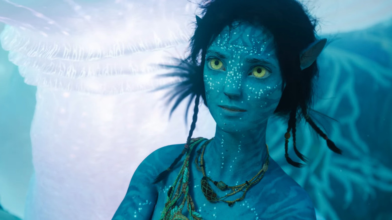 Kiri looking worried underwater in Avatar: The Way of Water