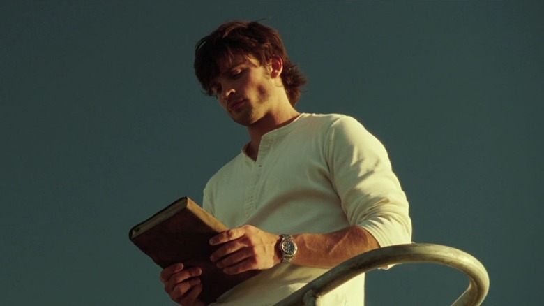 Tom Welling as Nick looking at the journal at the end of The Fog (2005)