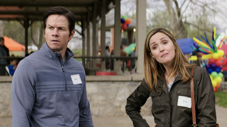 Mark Wahlberg sebagai Peter Wagner berdiri di samping Rose Byrne sebagai Elinore Wagner dalam keluarga instan