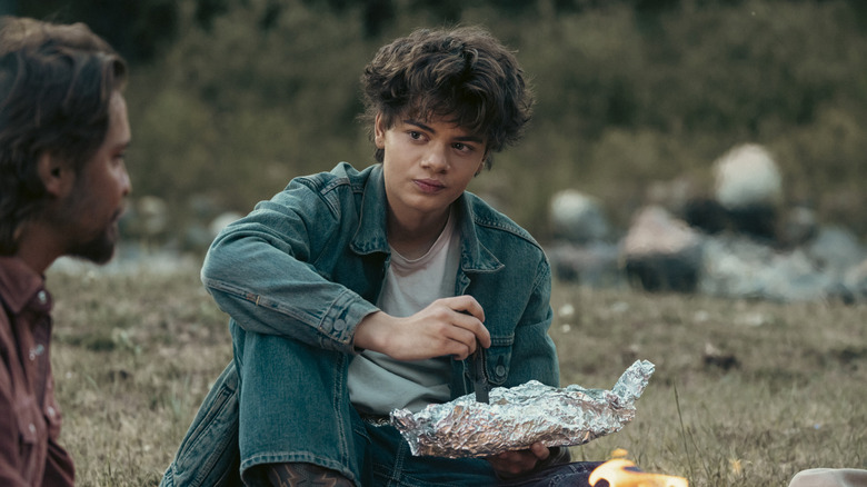 Tate Dutton van Brecken Merrill zit met Kayce Dutton van Luke Grimes buiten bij Marshals