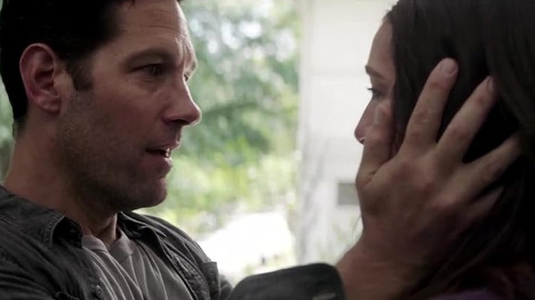 ఎవెంజర్స్: ఎండ్‌గేమ్‌లో కాస్సీ లాంగ్‌గా ఎమ్మా ఫుహర్‌మాన్ ముఖాన్ని పట్టుకున్న స్కాట్ లాంగ్‌గా పాల్ రూడ్