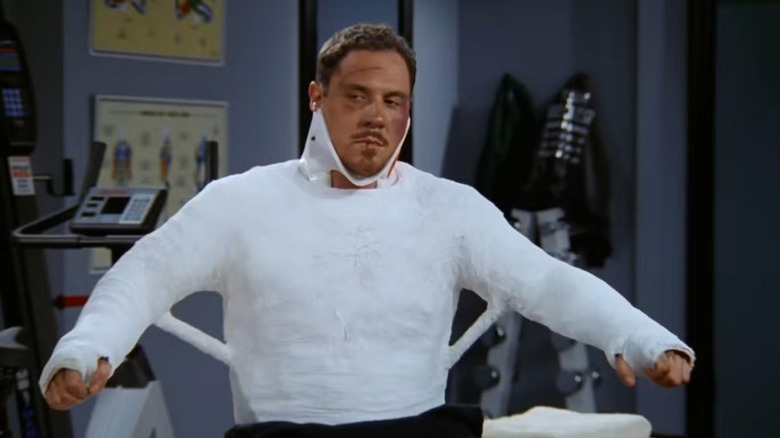 Pete Becker in a body cast on Friends