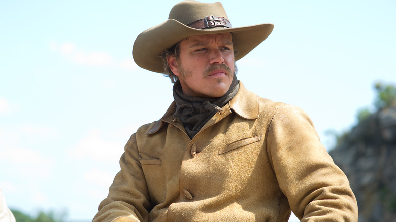 Matt Damon as Texas Ranger LaBoeuf sitting atop a horse and staring into the distance in True Grit