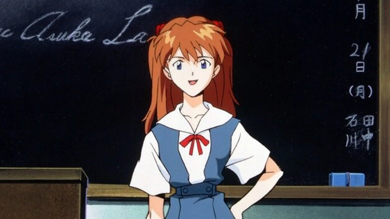 నియాన్ జెనెసిస్ ఎవాంజెలియన్ - వైట్‌బోర్డ్ ముందు నిలబడి క్లాస్‌రూమ్‌లో అసుకా లాంగ్లీ సోర్యు