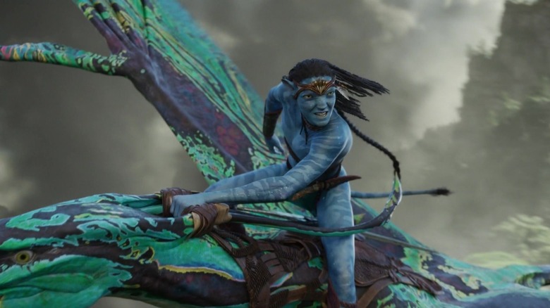 Jake Sully flying on a dragon in Avatar: The Way of Water