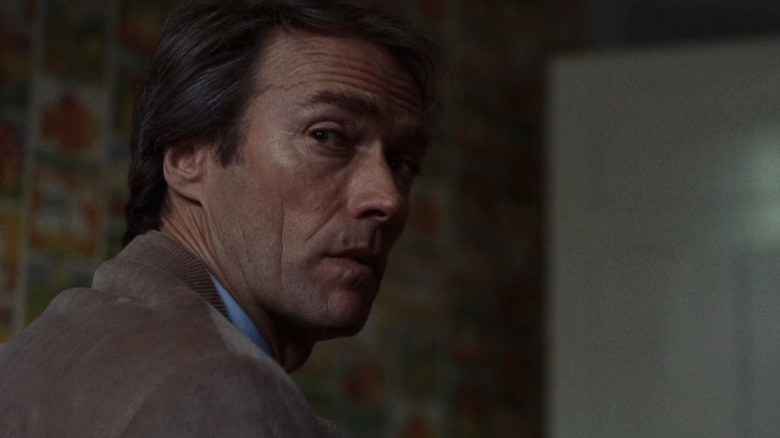 Clint Eastwood's rechercheur Wes Block kijkt over zijn schouder mee in Tightrope
