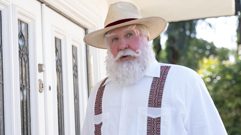 Scott Calvin wearing a wide-brim hat in The Santa Clauses