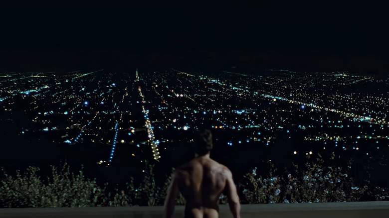 O Exterminador do Futuro de Arnold Schwarzenegger fica olhando para Los Angeles à noite em O Exterminador do Futuro