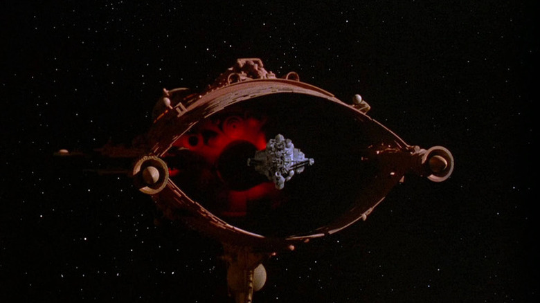 బాటిల్ బియాండ్ ది స్టార్స్‌లో ఒక చిన్న అంతరిక్ష నౌకను భారీ అంతరిక్ష నౌక మ్రింగివేయబోతోంది