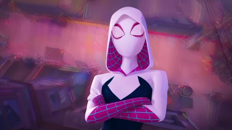 Gwen parada al costado de un edificio en Spider-Man: Across the Spider-Verse