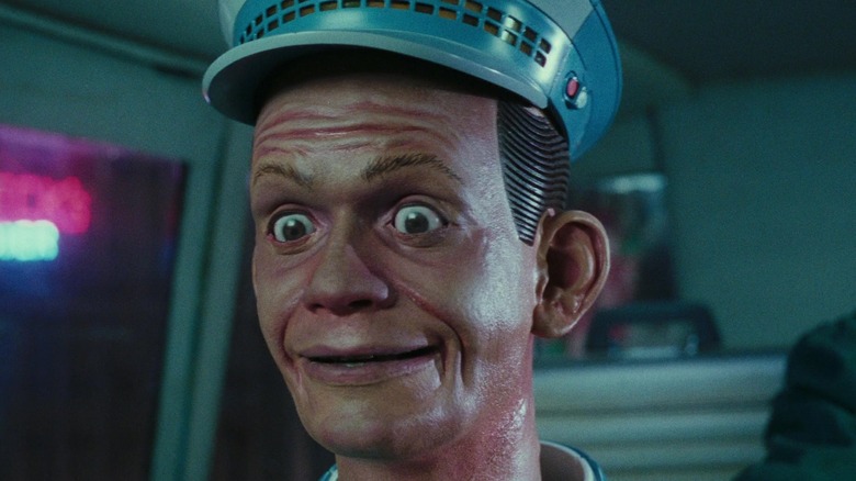 תקריב של נהג המונית הרובוטי ג'וני ב-Total Recall