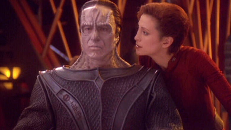 Major Kira leaning in close to Damar on Star Trek: Deep Space Nine