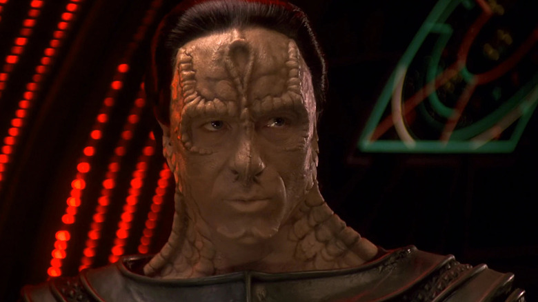 ஸ்டார் ட்ரெக்: டீப் ஸ்பேஸ் ஒன்பதில் டாமராக கேசி பிக்ஸ் யோசிக்கிறார்